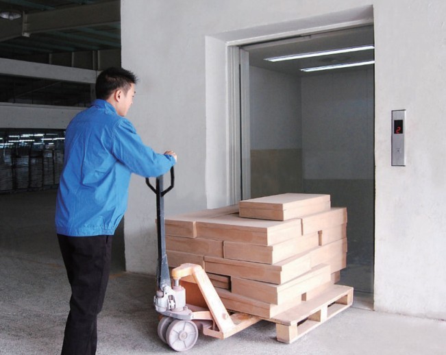 Thang tải Hàng trong nhà máy 